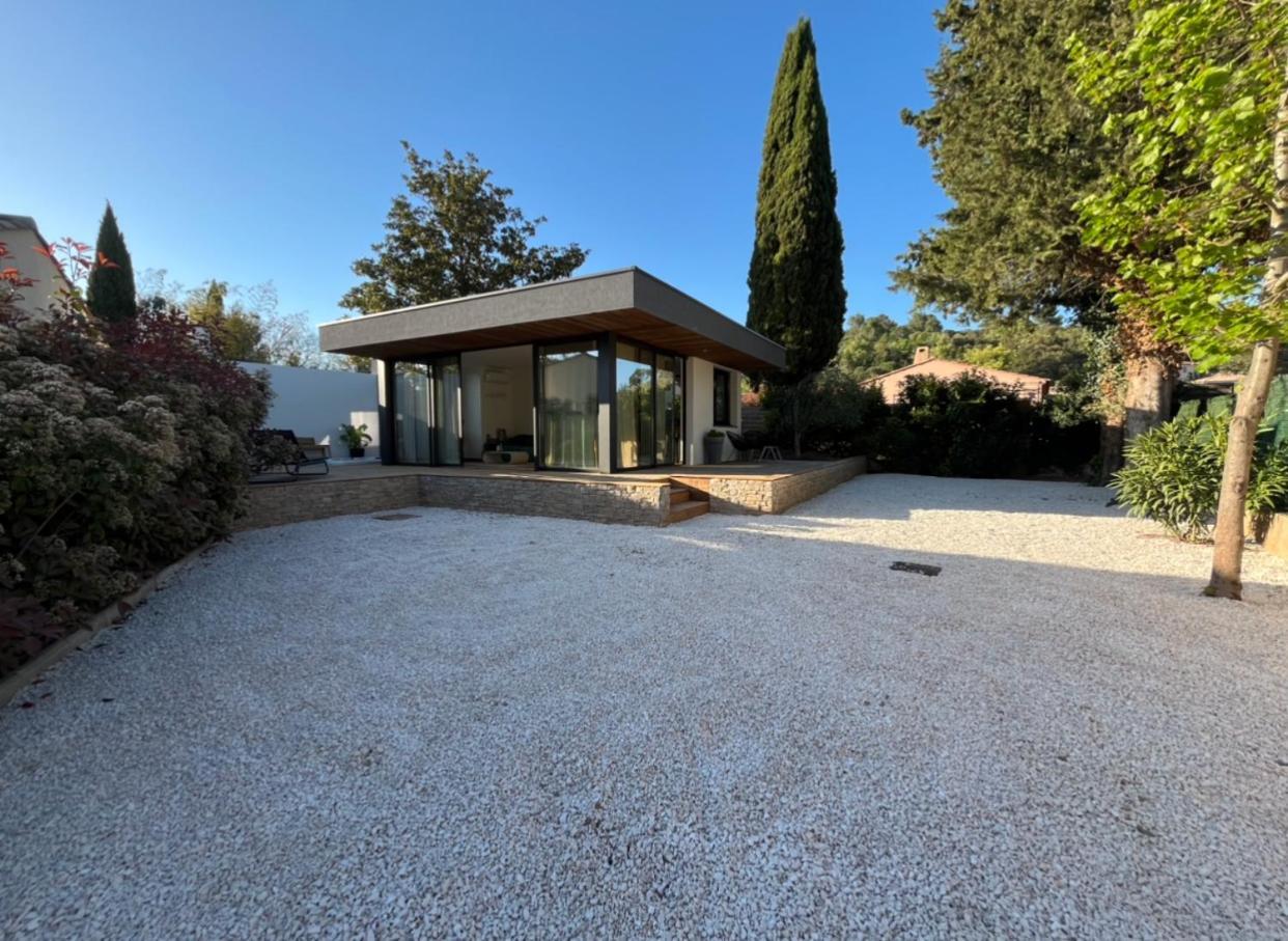 Valbelle, Maison Independante Avec Jacuzzi Holiday home *
