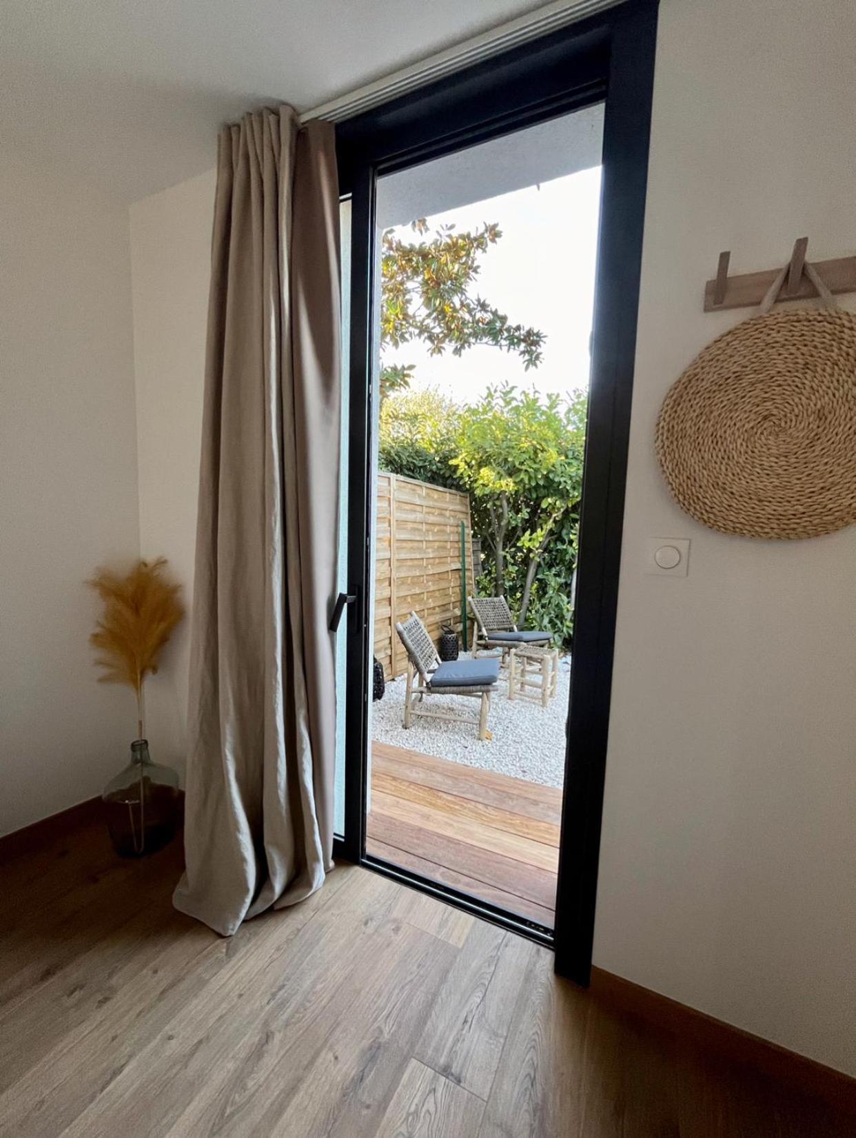 Valbelle, Maison Independante Avec Jacuzzi Holiday home *